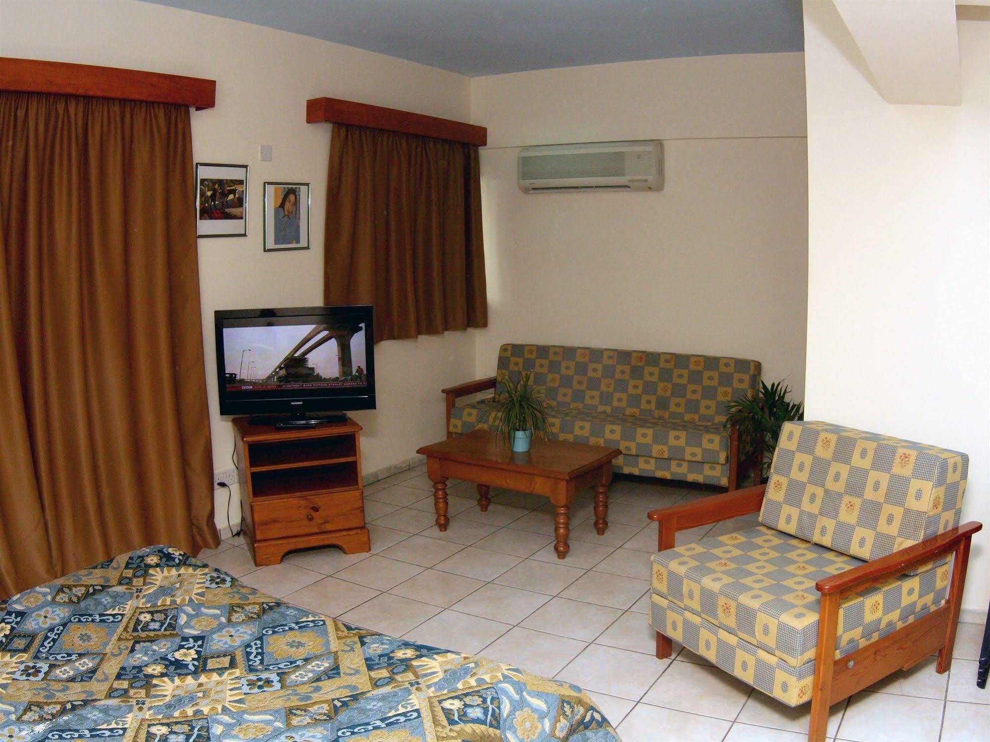 Palm Sea Beach Hotel Apartments Lárnaca Exterior foto